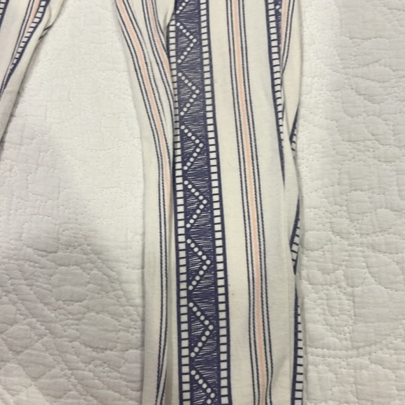 Jessica Simpson top and pants outfit - Picture 3 of 4